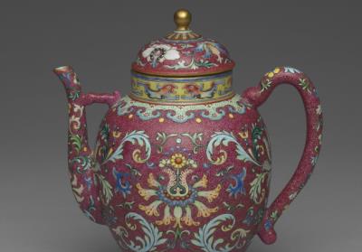 图片[2]-Teapot in yangcai enamels with incised red ground pattern of flower brocade, Qing dynasty, Qianlong reign (1741)-China Archive